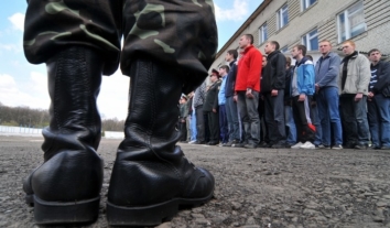 У школах так званої ЛНР вчителі закликають учнів підписувати контракт з армією РФ, за це дітям пропонують гроші та соцпакет