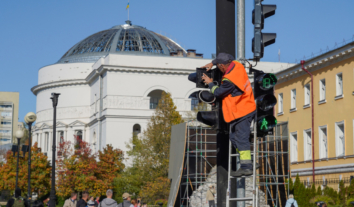 Цьогоріч у Києві відремонтували 32 світлофори з дотриманням принципів безбарʼєрності