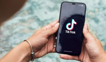 У Франції сім сімей подали до суду на TikTok, бо той не видалив контент, що нібито призвів до самогубства