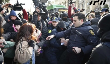 У Грузії біля парламенту сталися сутички між протестувальниками та поліцією