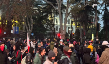 Несмотря на попытки силовиков разогнать акцию протеста в Тбилиси, митинг в столице Грузии продолжается