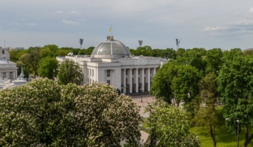 Торік з майже пів тисячі зареєстрованих у Верховній Раді проєктів законами стали майже 60 – дослідження