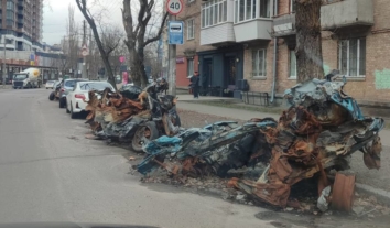 З вулиць столиці вивозитимуть автомобілі, які постраждали внаслідок російських обстрілів – КМВА