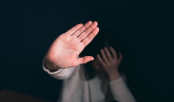 На Закарпатті засудили вітчима та матір, які вчиняли сексуальне насильство щодо дитини та знімали це на відео