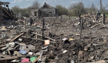 Окупанти скинули три авіабомби на селище у Донецькій області, є поранений