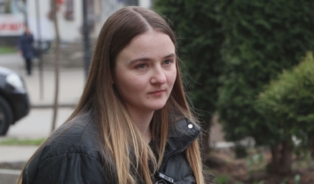 На Буковині віряни УПЦ МП напали на журналістку, яка знімала перехід громади до ПЦУ