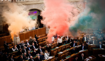 В Угорщині вперше заборонили депутатам входити до парламенту через їхній протест проти закону про заборону ЛГБТ-прайдів
