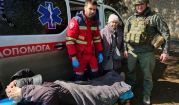 З Костянтинівки евакуювали літнє подружжя, будинок якого понівечило російськими обстрілами