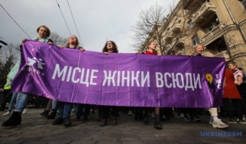 За даними НАТО, у 2022 році жінки складали 16% учасників мирних переговорів: це на 7% менше, ніж у 2020