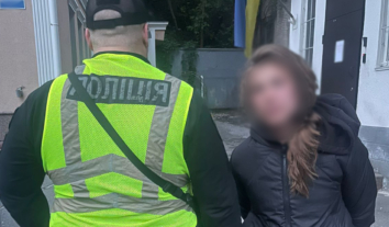 У Києві затримали жінку, яка зруйнувала на Майдані частину меморіалу загиблим військовим