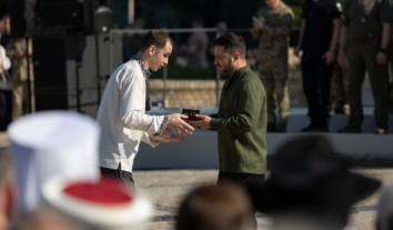 Президент вручив орден “За заслуги” ІІ ступеня телеоператору Reuters Івану Любишу-Кірдею, який був важко поранений через російський обстріл у Краматорську