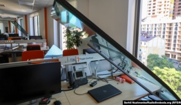 Будівля редакції “Радіо Свобода” постраждала внаслідок російського обстрілу Києва