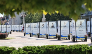 Поліція знайшла жінку, яка пошкодила портрети полеглих військових в Ірпені