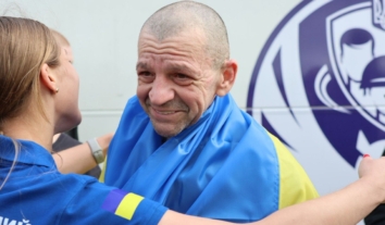 У День Незалежності Україна провела черговий обмін полоненими: з російської неволі повернулися військові та цивільні