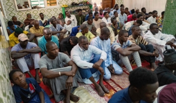 У Сенегалі працюють “Школи для чоловіків”, де їх навчають поважати жінок і ділити хатню працю