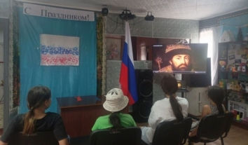 Окупанти на Луганщині влаштували пропагандистську акцію для школярів до дня російського прапора