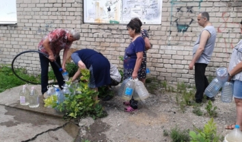 На Донеччині окупанти продають у магазинах “соціальну воду”