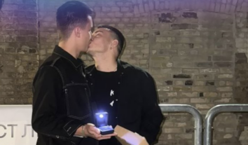 Захисник “Азовсталі” та новообраний голова організації “ЛГБТ військові за рівні права” Олександр Деменко заручився зі своїм партнером