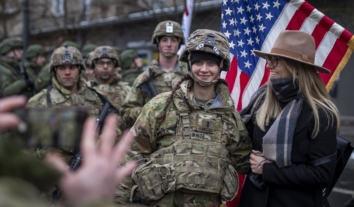 Міністр оборони США розпустив комітет із питань добробуту жінок у війську, звинувативши його у “феміністичній ідеології”