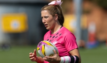 “Не пасує регбістці”: у мережі критикують Джорджію Еванс за рожевий бант