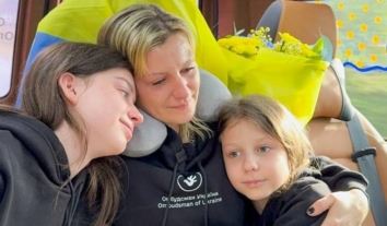 Шість років розлуки: звільнена з російського полону українка зустрілася з дітьми