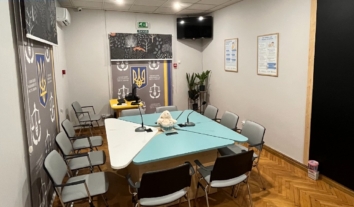 Іграшки та сучасні меблі: у пілотних судах облаштовують “дитячі зали” для засідань