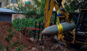 У Херсоні російська авіабомба впала посеред будинків та не вибухнула