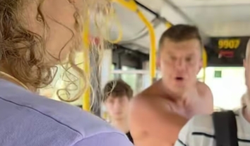 У Варшаві чоловік в автобусі напав на українку та правозахисницю, поліція затримала кривдника