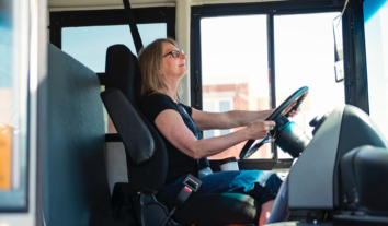 Верстатниці, трактористки, операторки котелень: як українок залучають до “нетипових” сфер