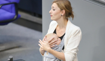 Депутатка Ганна Штайнмюллер першою в історії виступила з трибуни Бундестагу з немовлям на руках