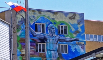 В тимчасово окупованому Маріуполі росіяни знищили українські пам‘ятники, постаменти і мурали