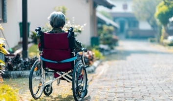 Супровід медиків і житло: як в евакуації уряд підтримує літніх та переселенців з інвалідністю