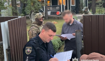 Посадовця МЗС викрили на тому, що за гроші міг давати росіянам громадянство України в перші місяці 2022-го 