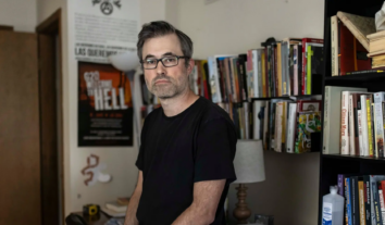 Професора з антифашизму, який отримує погрози, разом з родиною не випустили з США