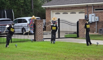 Шерифа з Алабами критикують через встановлення скелетів у формі агентів імміграційної служби на Гелловін