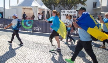 Ветеранка Ольга Бенда, яка має ампутацію ноги, пробігла півмарафон у Лісабоні заради імплантів для поранених військових