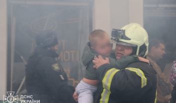 У Харкові росіяни поцілили дроном по дитячому садочку: є загиблий та поранені