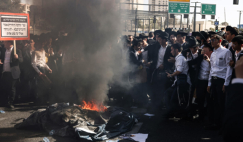 Тисячі ультраортодоксів протестують у Єрусалимі через можливе скасування звільнення від військової служби Тисячі ультраортодоксів протестують у Єрусалимі через можливе скасування звільнення від військової служби