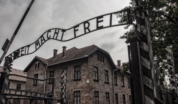 У Польщі затримали двох туристів з Албанії за нацистське вітання в музеї Аушвіц-Біркенау