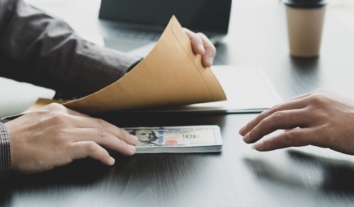 Понад половина українців бачать прогрес у боротьбі з корупцією – опитування КМІС