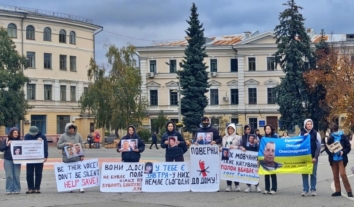 “Майже четверта осінь у російських катівнях”: у Києві пройшла акція на підтримку незаконно увʼязнених цивільних