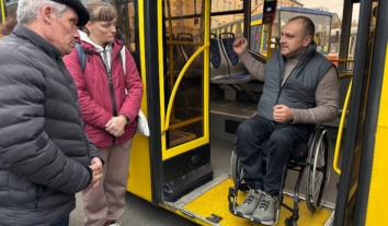 У Києві понад 1000 водіїв громадського транспорту пройшли навчання з безбарʼєрної комунікації