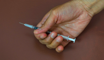 Люксембург передав ліки для двох десятків українських дітей, які мають гепатит С