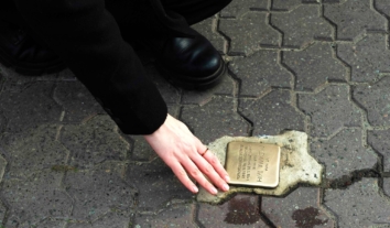 Шепіт латуні під ногами: як “Камені спотикання” зцілюють рани Голокосту