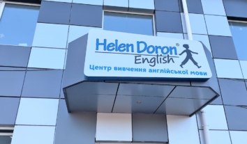 У Києві власницю школи Helen Doron усунули після того, як вона назвала батьків “нацистами” за вимогу говорити українською