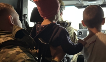 На Харківщині в безпеку допомогли переїхати великій родині з дітьми