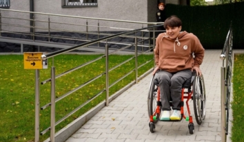 Паралімпійська чемпіонка Надія Дьолог перевірила, чи доступний відділок поліції у Мукачевому