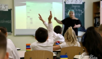 Вчителі на прифронтових територіях отримуватимуть щомісячну доплату — Кабмін