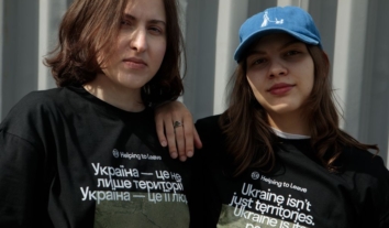 Проєкт Helping to Leave створив колекцію мерчу “Вдома” на основі досвіду людей, яким допомогли виїхати з окупації