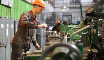 Частина роботодавці отримає компенсації за працівників-переселенців протягом пів року, а не трьох місяців